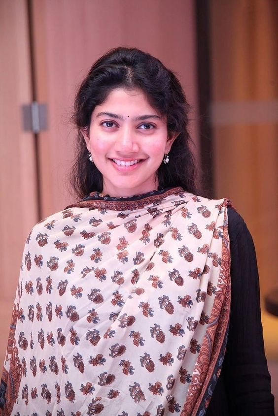 Sai Pallavi HD Images with beautiful smile