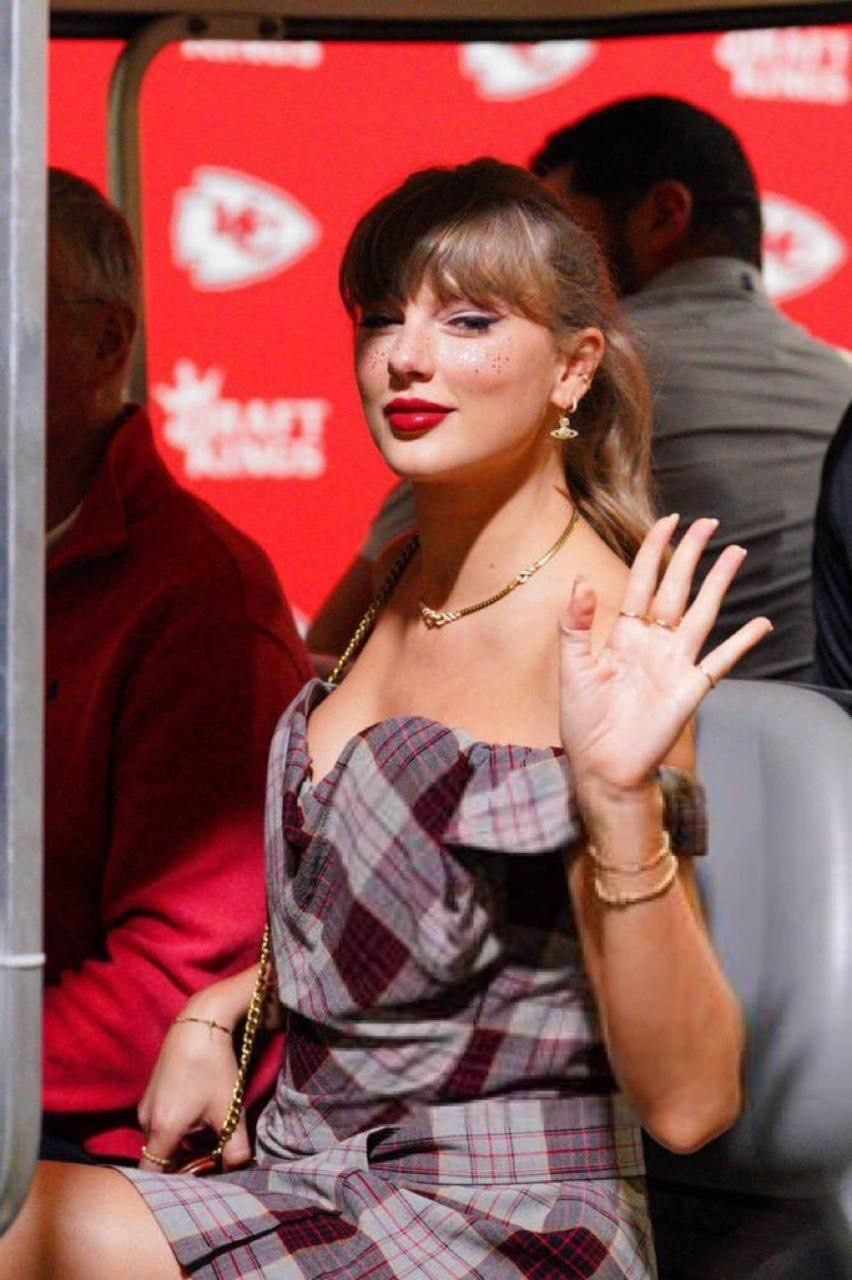 Free Taylor Swift wallpaper waving hand image HD wallpaper download