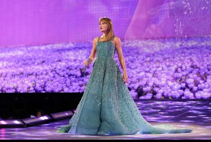 Free Taylor Swift wearing beautiful gown wallpaper images HD wallpaper download